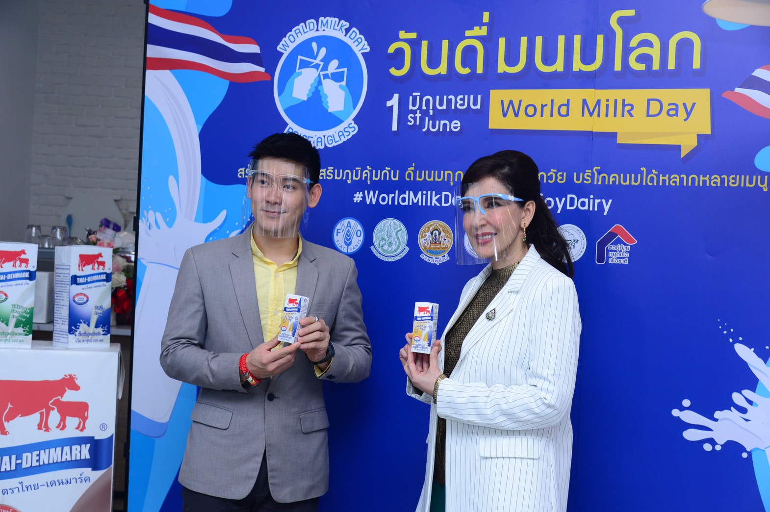 "น.ส.มนัญญา ไทยเศรษฐ์" รมช.เกษตรฯ บันทึกเทปสาธิตทำเมนูอาหาร และเครื่องดื่มจากผลิตภัณฑ์นมไทย-เดนมาร์ค เนื่องในวัน "ดื่มนมโลก ประจำปี 2563"