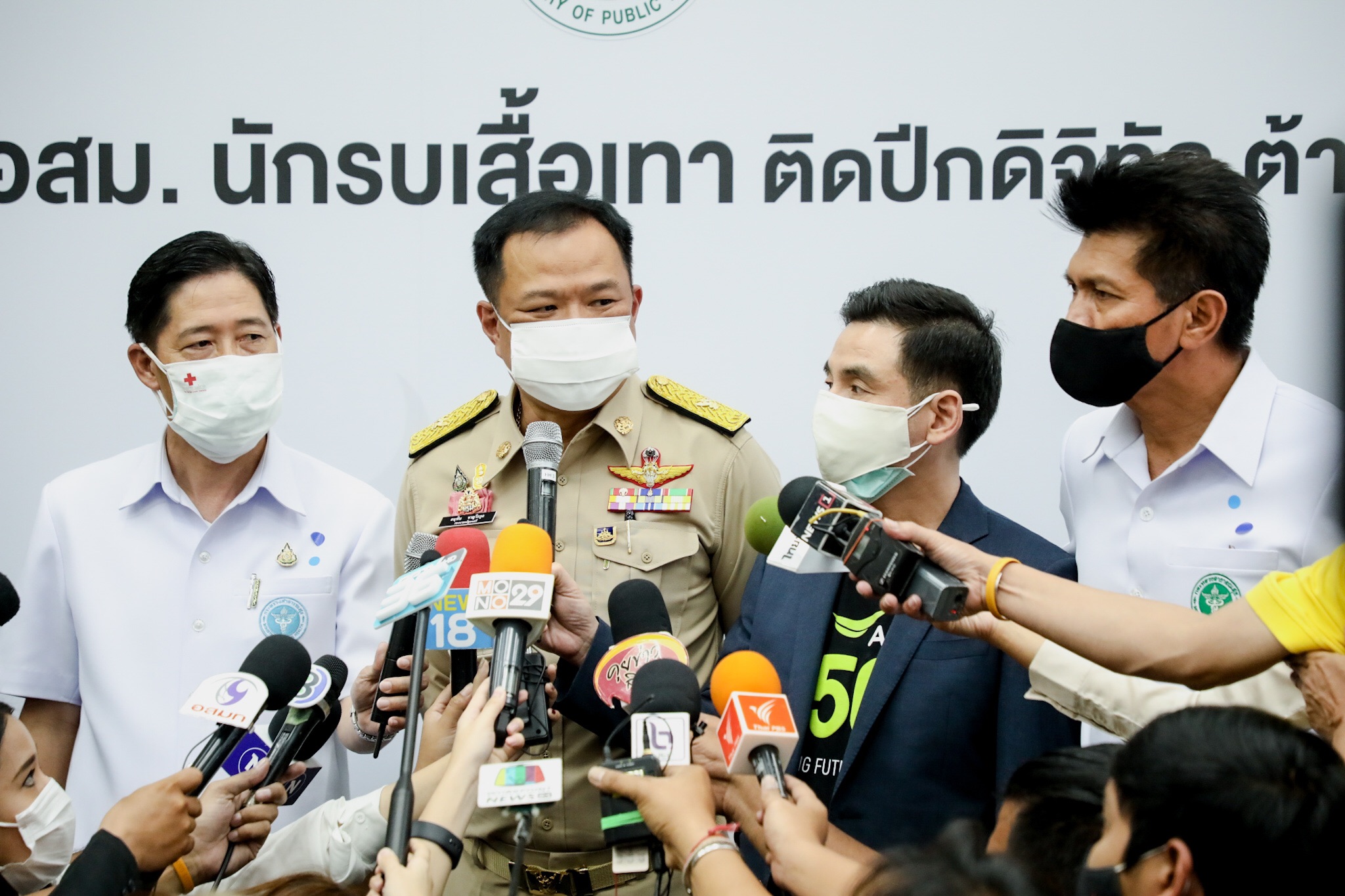 "อนุทิน" วอนคนไทย รักษามาตรการเว้นระยะห่าง หลังเห็น ปชช.แห่เที่ยวแน่นห้าง ย้ำ ผู้ประกอบการสั่งปิดร้านได้ หากจำเป็น