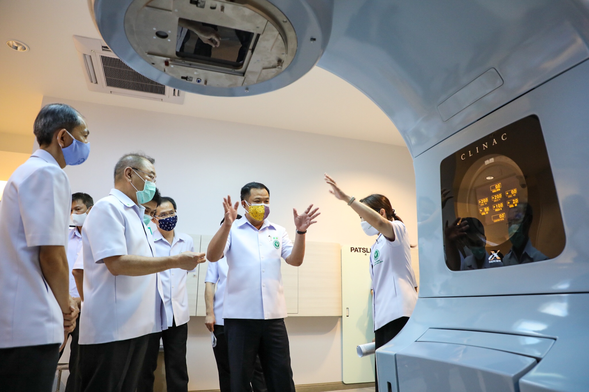 “อนุทิน” ลุย สมุทรสาคร เผยไม่พบผู้ติดเชื้อโควิด-19 ในแรงงานต่างด้าว และกลุ่มเปราะบาง พร้อมขอคนไทยใส่หน้ากาก ไม่ประมาทหลังมาตรการผ่อนคลาย