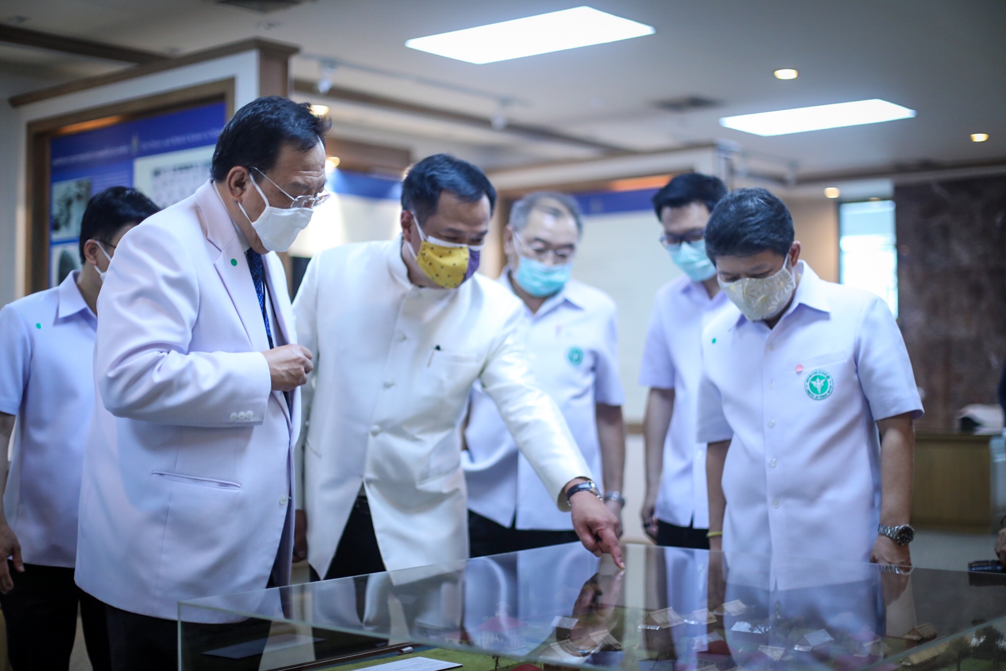 “อนุทิน” มอบวัคซีนไข้หวัดใหญ่ 10,000 โดส แก่ทีมแพทย์ศิริราช เผย ความสำเร็จในการคุมโควิด อยู่บนพื้นฐานการคุมโรคเร็ว รักษาหาย เชื่อ ประชาชนต้องได้ทำมาหากิน แต่ต้องอยู่ในรูปแบบ New Normal