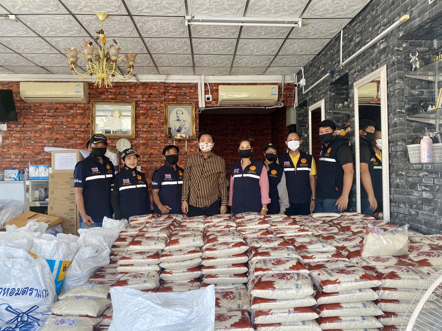 เติมน้ำใจไม่มีหมด "ส.ส.อนาวิล" พร้อมทีมงาน ลงพื้นที่เคาะประตูบ้านเยี่ยมประชาชน ให้กำลังใจสู้ภัยโควิด-19