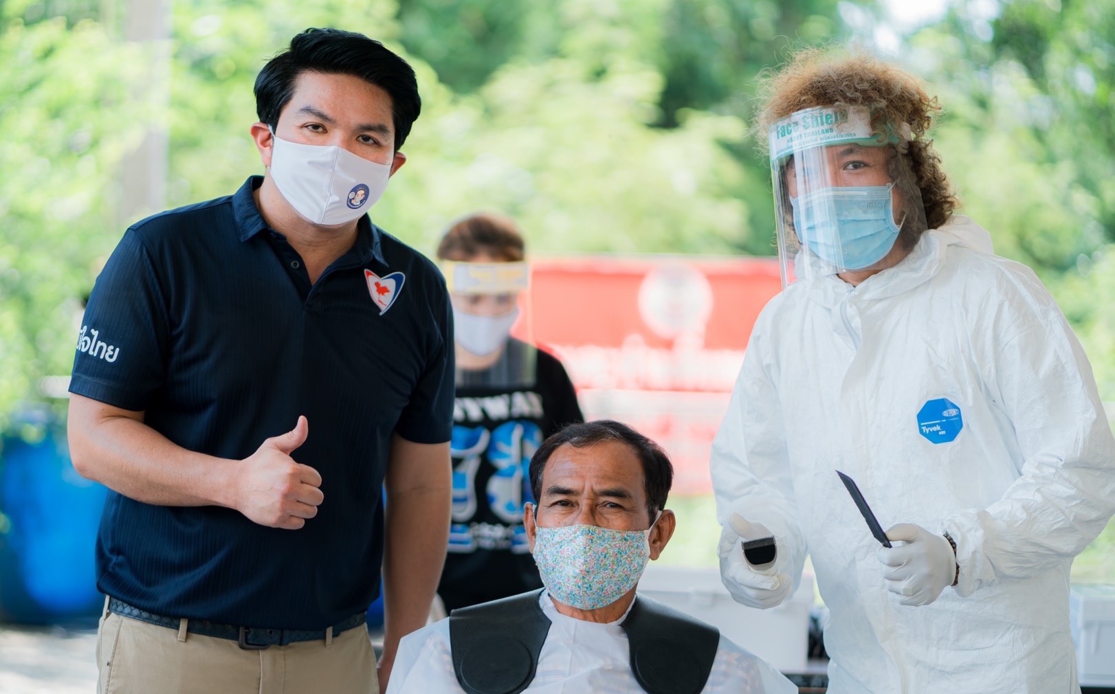 เฮลั่น! ช่างตัดผมยุคโควิด-19 “ส.ส.เอ” นำทีมบริการตัดผมชาวบ้านฟรี ปลอดภัย ไร้โรคระบาด !