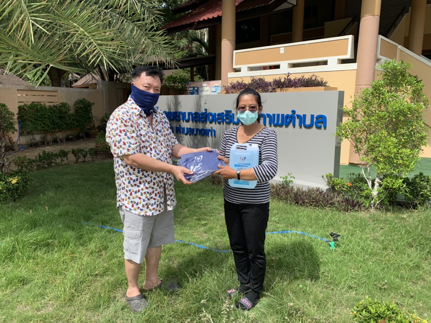 "ส.ส.วิรัช" มอบเจลล้างมือ ผ้าบัฟ และแอลกอฮอล์ ให้กับ จนท.รพ.สต.บางเก่า อ.ชะอำ จ.เพชรบุรี เพื่อป้องกันการแพร่ระบาดของโรคโควิด-19