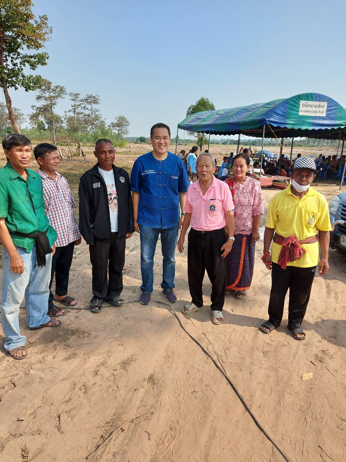 ‘อาสพลธ์’ ส.ส.ศรีสะเกษ ภท. ร่วมกับประชาชนและผู้นำชุมชนทำบุญตักบาตร ที่ อ.อุทุมพรพิสัย