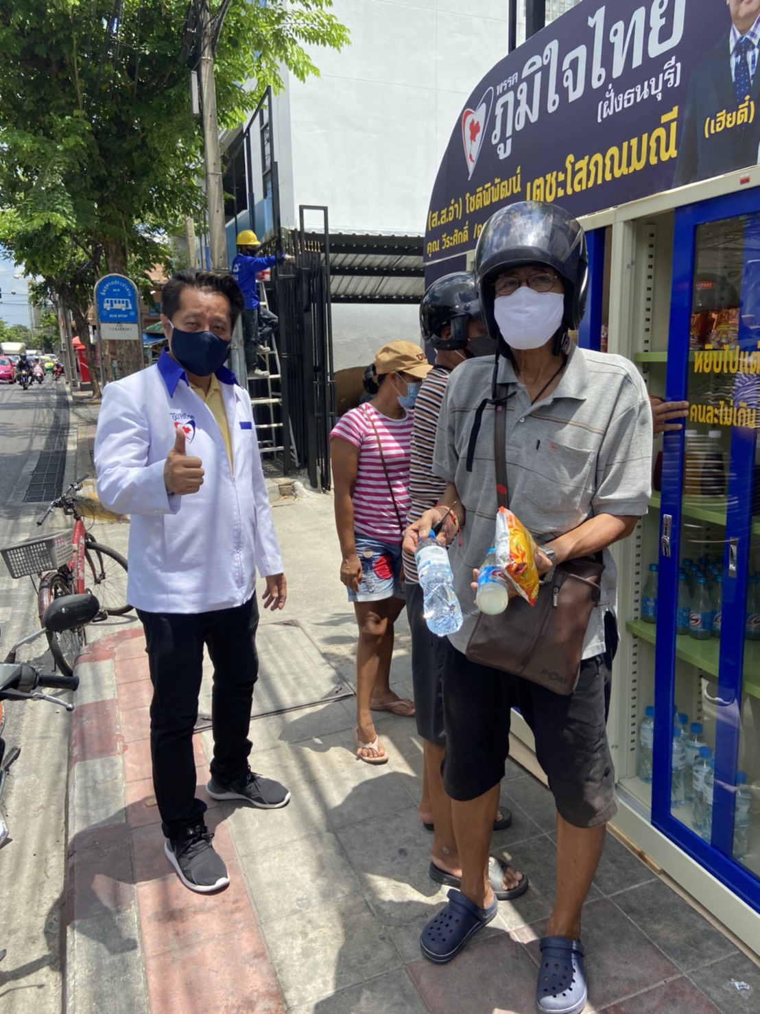 "ส.ส.โชติพิพัฒน์" พร้อมทีมงาน ลงพื้นที่แจกเจลแอลกอฮอล์ และผ้าบัฟให้กับประชาชน พร้อมเติมอาหาร และเครื่องดื่มตู้ปันน้ำใจ ในเขตบางแค กทม.