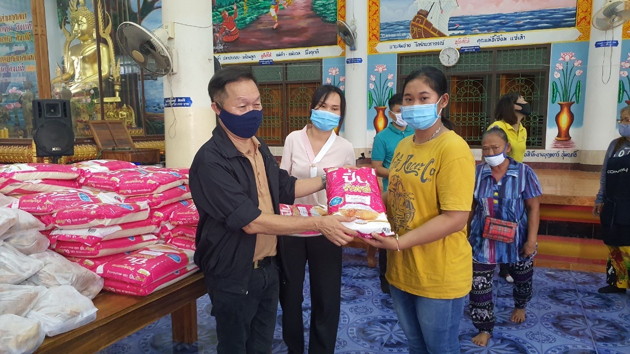 ‘สฤษดิ์’ ส.ส.ปราจีนบุรี ภท. ร่วมกับ นายก ทต.นาดี และผู้นำท้องถิ่น มอบถุงปันสุข แบ่งปันน้ำใจ ในเขตอำเภอนาดี