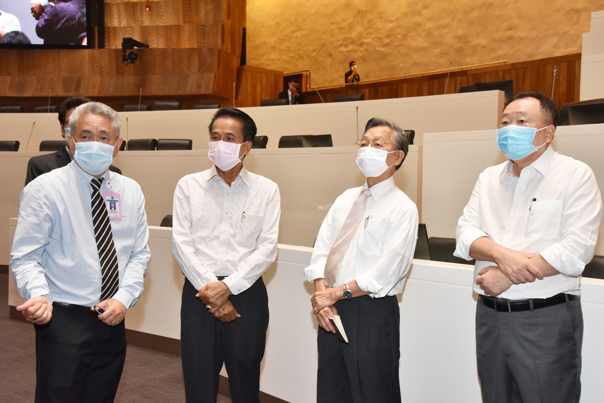 คณะประธานสภาฯ นำโดย "ชวน-สุชาติ-ศุภชัย" นำคณะสื่อฯประจำรัฐสภา ตรวจความเรียบร้อยห้องประชุมพระสุริยัน เพื่อเตรียมพร้อมสำหรับการประชุมฯ ที่จะมีขึ้น 27 พ.ค. 63 นี้