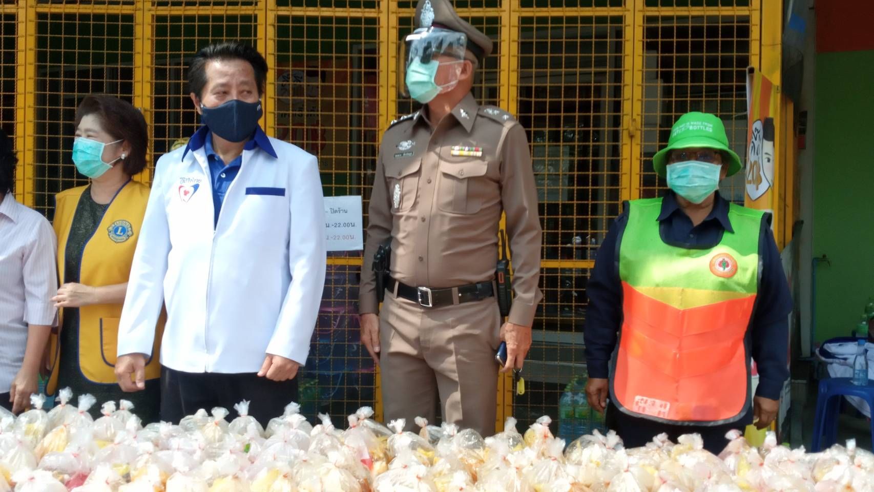 คนไทยไม่ทิ้งกัน "ส.ส.โชติพิพัฒน์" นำทีมงานลงพื้นที่ช่วยเหลือประชาชนชาวจอมทอง ร่วมกับ สโมสรไลอ้อน กรุงเทพ อุดมสุข (2018)