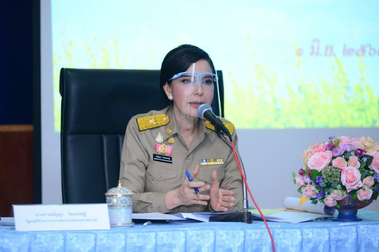 รมช.มนัญญา เดินหน้ามอบนโยบายแบนสารเคมีเกษตร ก้าวแรกที่ชัยนาท