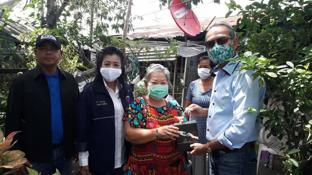 ‘มณฑล’ ส.ส.กรุงเทพฯ เขต 20 เดินหน้าช่วยเหลือประชาชาชน มอบชุดโคมไฟโซล่าเซลล์ และสิ่งของจำเป็น เพื่อบรรเทาความเดือดร้อน