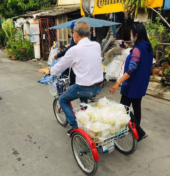 "ส.ส.มณฑล" ห่วงใยประชาชน ทำอาหารแบ่งปันพี่น้องชาวประเวศ และ เยี่ยมผู้พิการ ทั้งนี้ ยังได้รับสมัครสมาชิกพรรคภูมิใจไทย ในพื้นที่เขตประเวศ กทม. ด้วย