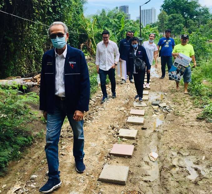 "มณฑล โพธิ์คาย" ลุย ! ติดตั้งชุดโคมไฟโซล่าเซลล์ ให้กับชาวสวนหลวง และ ร่วมแจกอาหารแห้ง ในโครงการ แจกทานสนองพระราชดำริ สมเด็จพระสังฆราชสกลมหาสังฆปรินายก ที่วัดทุ่งเศรษฐี เขตประเวศ