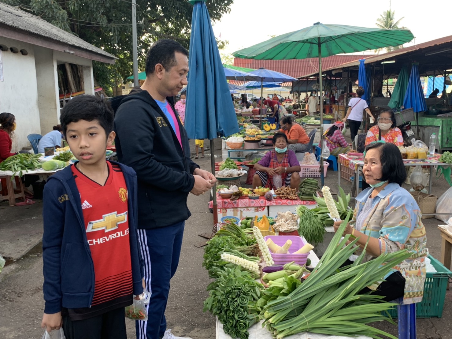 'ณัฏฐ์ชน' ส.ส.สงขลา ภท. เยี่ยมให้กำลังใจพ่อค้า-แม่ค้า พร้อมช่วยอุดหนุนสินค้า ณ ตลาดสดเทศบาลนาทวี !!