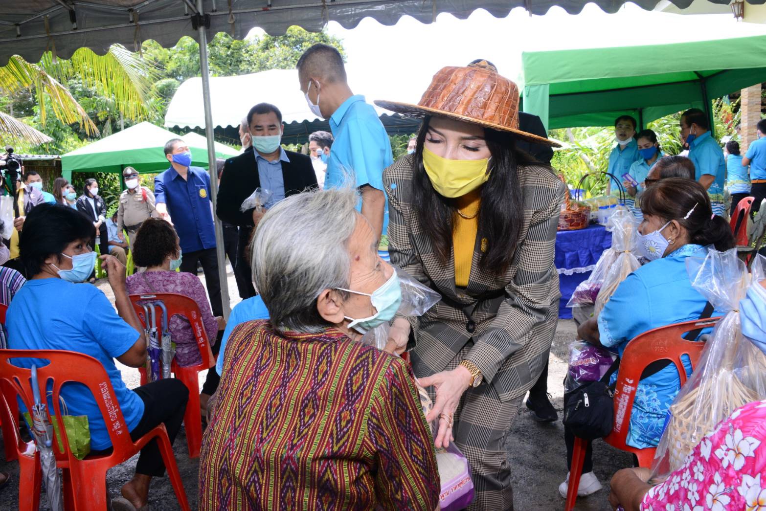 ' มนัญญา' ลงพื้นที่ จ.ตราด ส่งมอบถุงปันสุข 100 ชุด