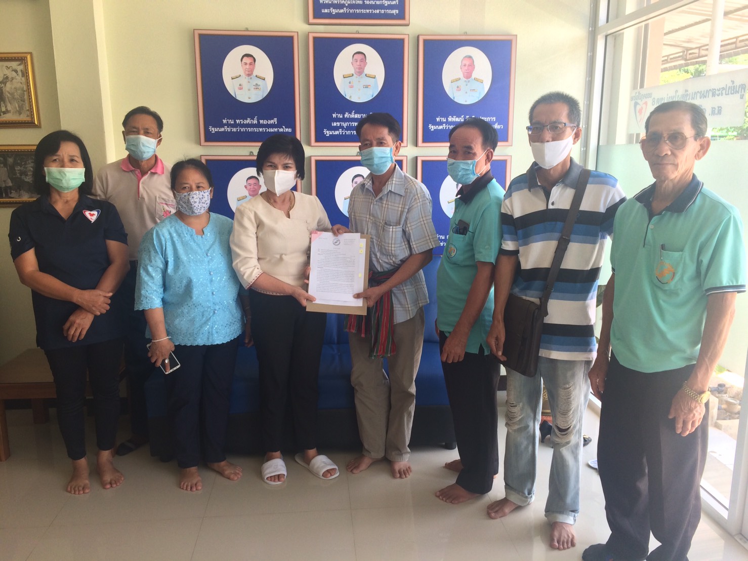 ‘ส.ส.ศรีนวล’  ลงพื้นที่เยี่ยมให้กำลังใจอสม. พร้อมช่วยเหลือกลุ่มสหกรณ์ลำไยที่ได้รับผลกระทบจากโควิด-19