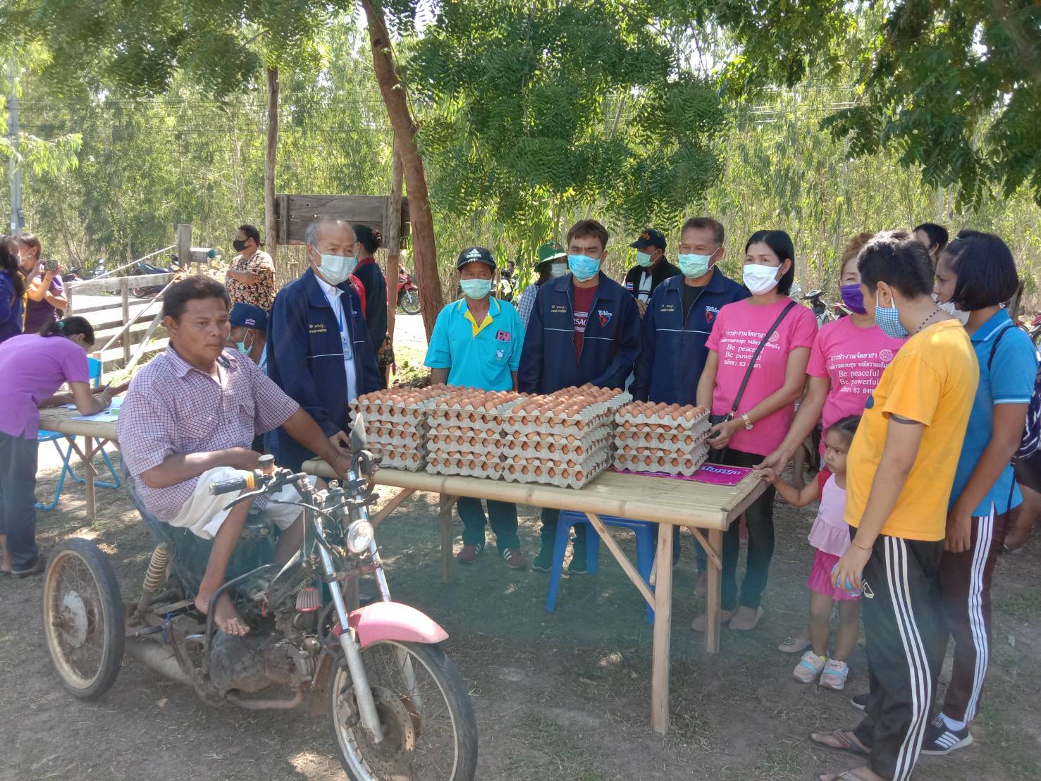 "ส.ส.สำลี" ส่งตัวแทนปฏิบัติภารกิจมอบไข่ไก่ให้แก่ผู้พิการ บ้านพรภิรมย์สดใส และร่วมงานแข่งขันกีฬาต้านยาเสพติด ต.แวงน่าง อ.เมือง จ.มหาสารคาม