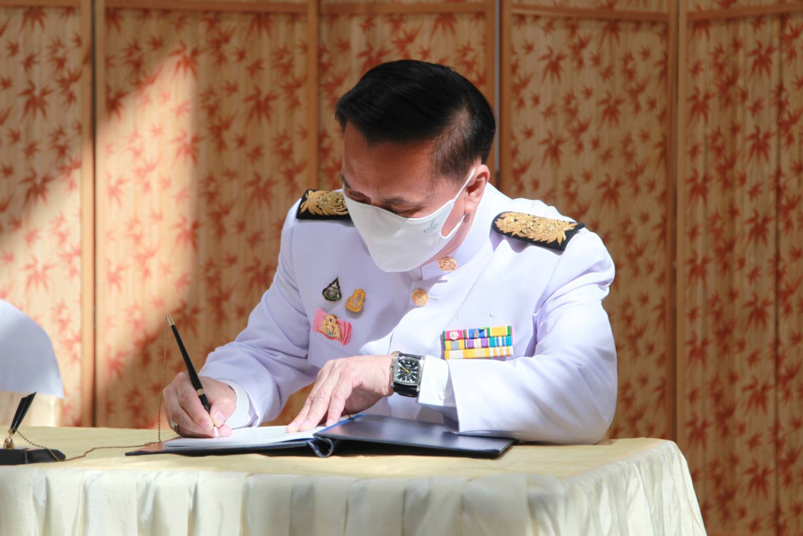 มท.3 ร่วมกับ รัฐมนตรีว่าการกระทรวงมหาดไทย และคณะผู้บริหารกระทรวงมหาดไทย ถวายแจกันดอกไม้และลงนามถวายพระพรสมเด็จเจ้าฟ้าฯ กรมพระศรีสวางควัฒน วรขัตติยราชนารี