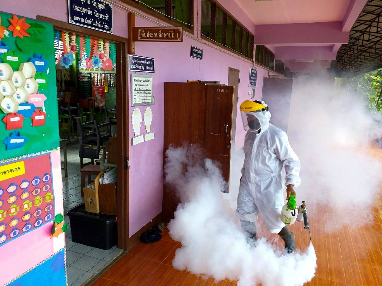 "ส.ส.กฤติเดช" มอบหมายทีมงานร่วมดำเนินกิจกรรมดูแลน้องให้ปลอดภัย มอบอุปกรณ์ป้องกันเชื้อโรคไวรัสโควิด-19 พร้อมพ่นควันเพื่อกำจัดยุงลาย ใน อ.สูงเม่น จ.แพร่