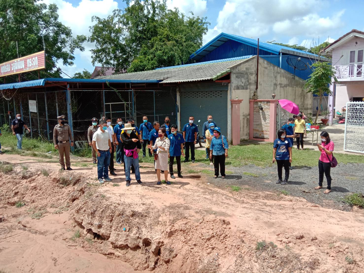 "ส.ส.สมบูรณ์" รุด !! ช่วยพี่น้องชาวบ้านที่ประสบปัญหาน้ำไหลทะลักเข้าบ้านเรือน ที่บ้านเตย-โนนขิงไค อ.พุทไธสง-อ.นาโพธิ์ จ.บุรีรัมย์