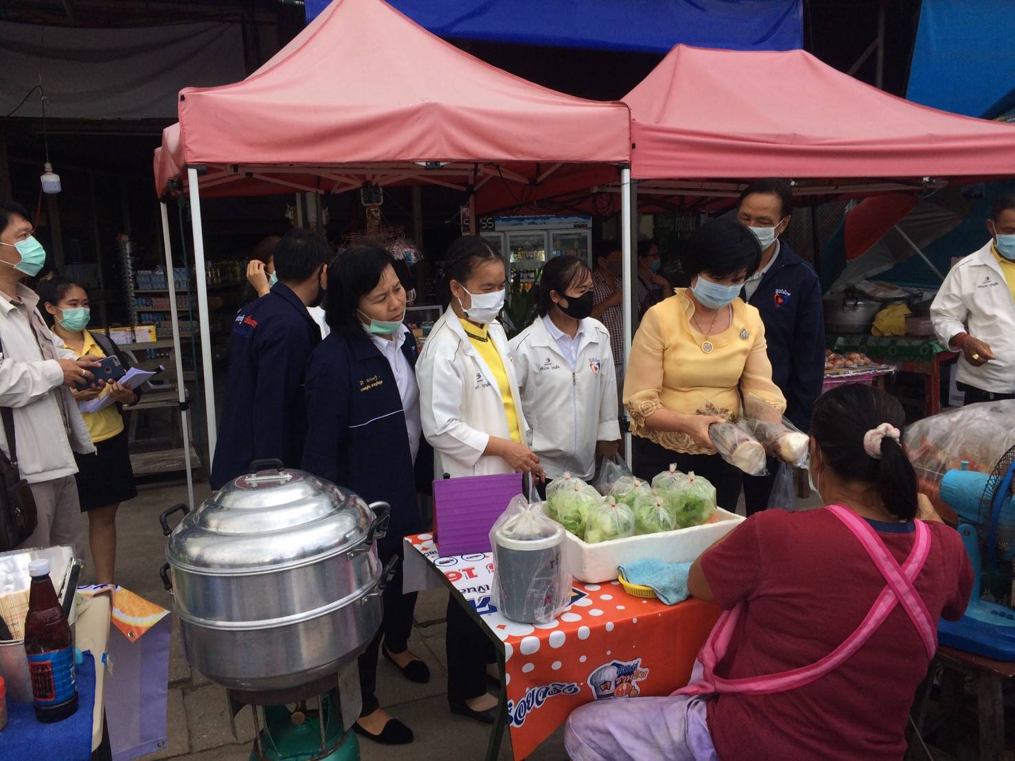 "ส.ส.ศรีนวล" ลงพื้นที่ช่วยซื้อของจากพ่อค้า-แม่ค้า ในตลาดบ้านต้นแหน อ.สันป่าตอง จ.เชียงใหม่ เพื่อบรรเทาความเดือดร้อน