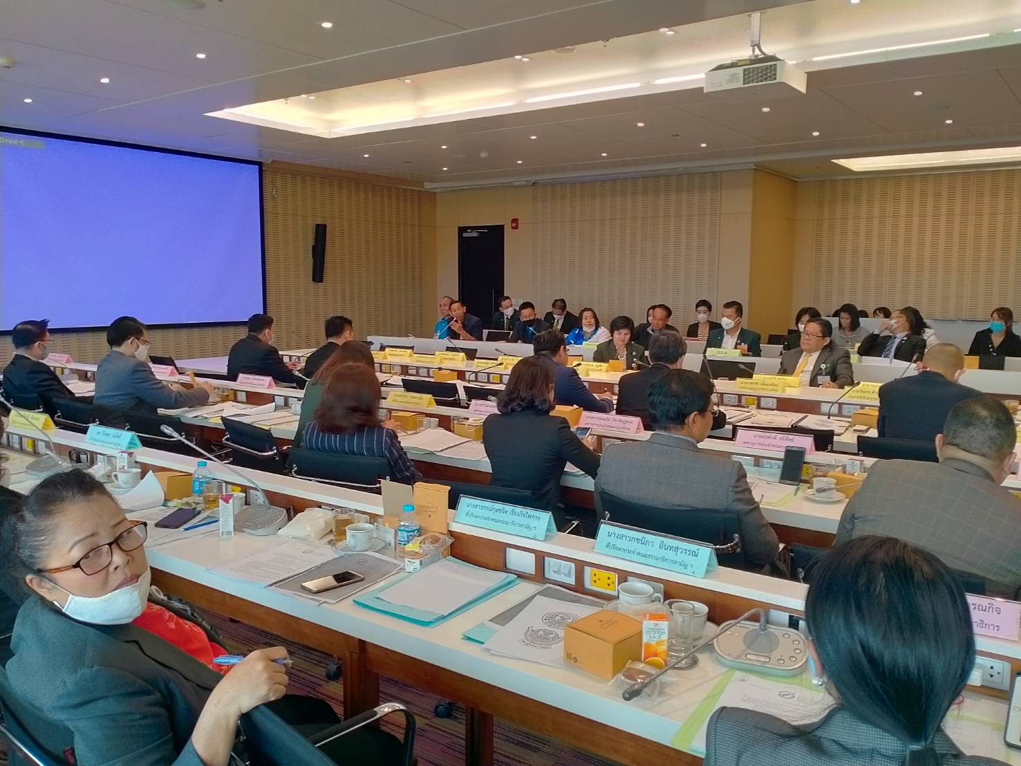 "ส.ส.ศรีนวล" ร่วมประชุมกับคณะกรรมาธิการแก้ไขปัญหาราคาพืชผลผลิตเพื่อขอความช่วยเหลือสหกรณ์จอมทอง พร้อมเข้ามอบกระเช้าผลไม้ให้กับ "รมช.มนัญญา" เพื่อเป็นของที่ระลึก