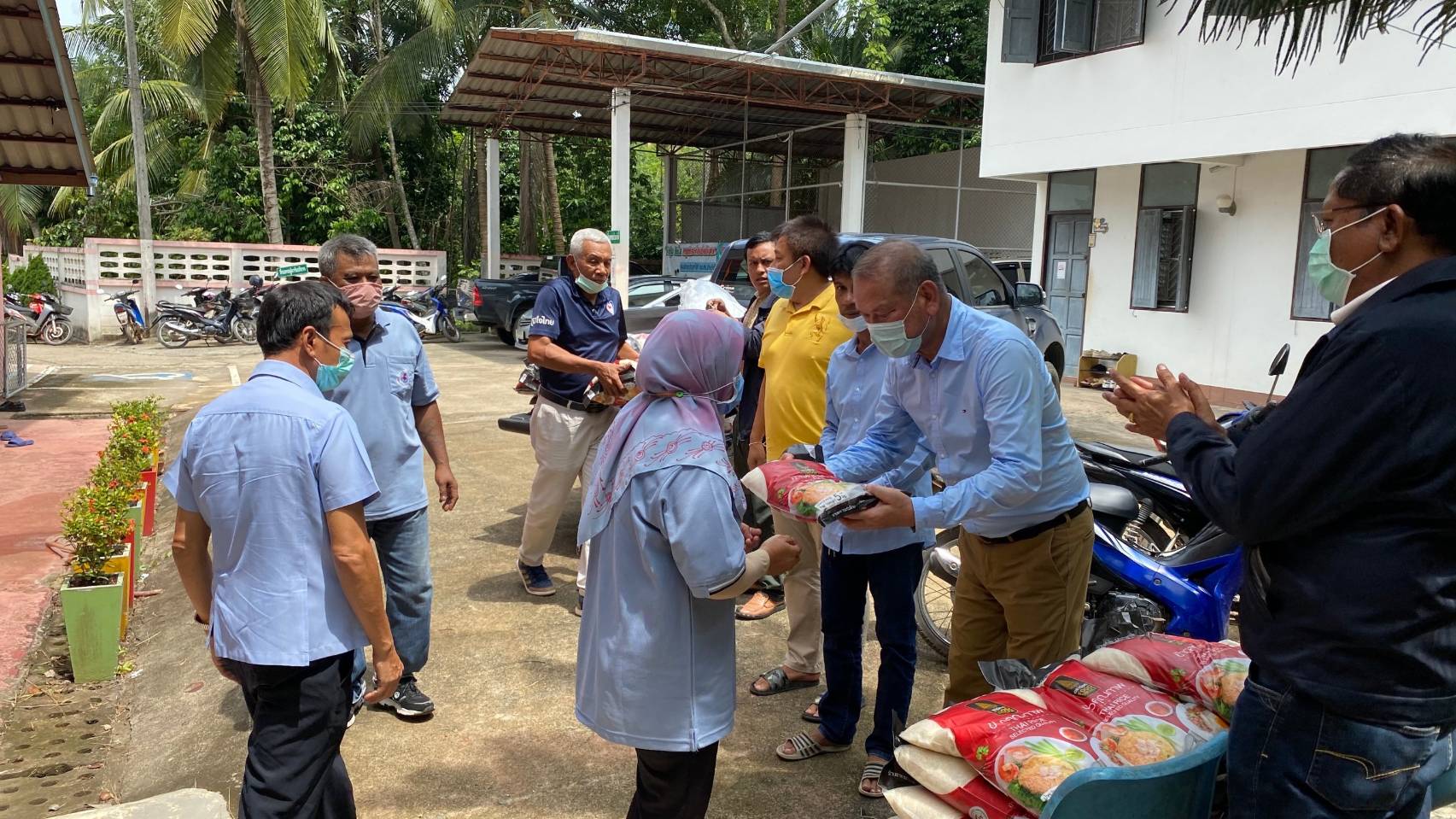 "ส.ส.พิบูลย์ รัชกิจประการ" ลงพื้นที่ให้กำลังใจ และมอบข้าวสาร ให้กับชาว อสม. ย่านซื่อ - บ้านปาเต๊ะ - เจ๊ะบิลัง จ.สตูล