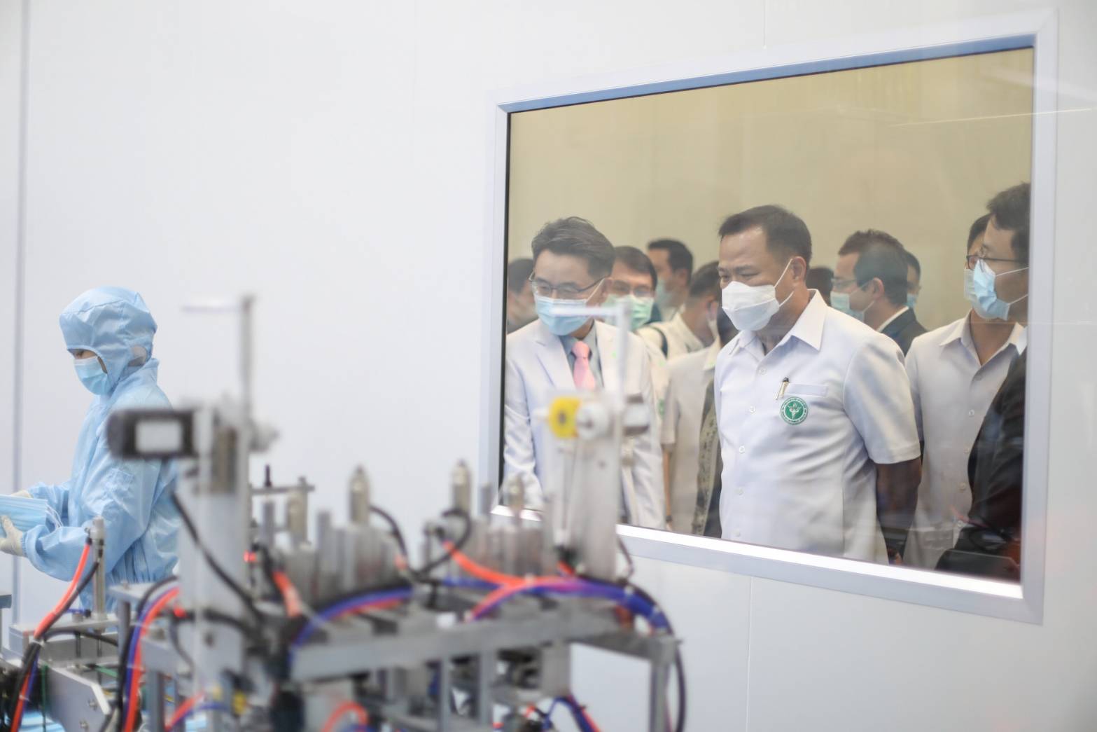 "อนุทิน" เยี่ยมโรงงานผลิตหน้ากากอนามัย "PXSTER" พร้อมรับมือมอบหน้ากาก 2 แสนชิ้น