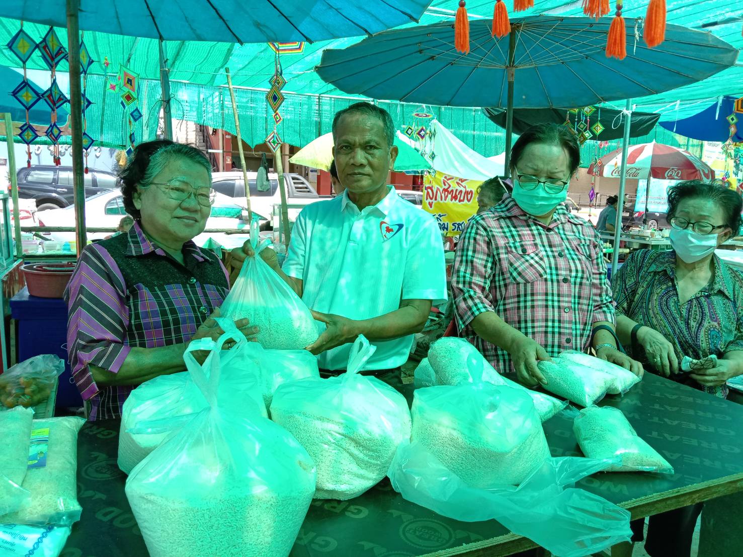 ชาวบ้านแห่ร่วมเปิด "ตลาดปันสุข" จ.มหาสารคาม "ส.ส.สำลี" ปลื้ม ! รีบเพิ่มจำนวนข้าวจ้าว และข้าวเหนียว เพื่อช่วยเหลือประชาชน