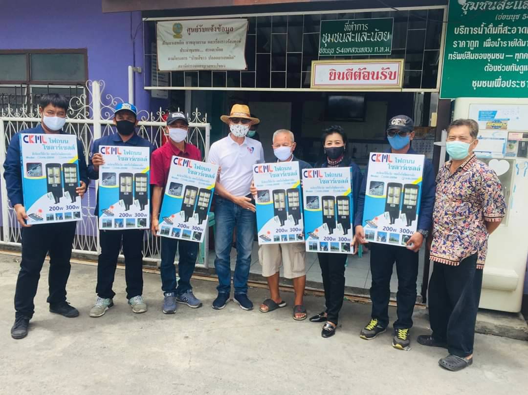 ‘มณฑล’ ส.ส.กทม. ห่วงใยประชาชน ลงพื้นที่เยี่ยมให้กำลังใจประชาชน พร้อมมอบสิ่งของเครื่องใช้จำเป็นบรรเทาความเดือดร้อน