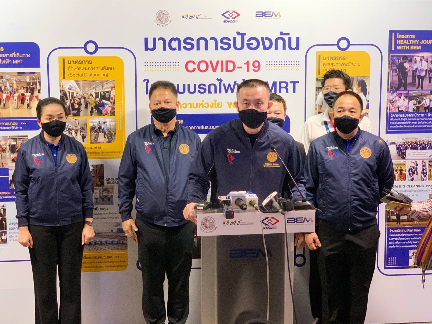 รัฐมนตรีว่าการกระทรวงคมนาคม ร่วมรณรงค์ป้องกันการแพร่ระบาดของเชื้อไวรัสโควิด-19 แจกหน้ากากผ้าให้กับผู้ใช้บริการรถไฟฟ้า MRT