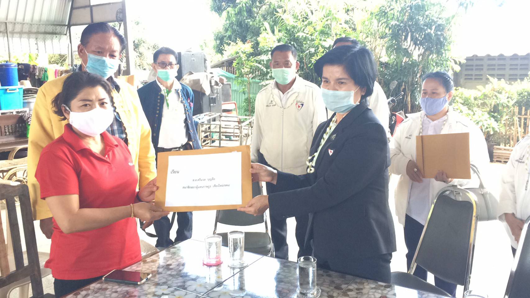 ‘ศรีนวล’ ส.ส.เชียงใหม่ ลงพื้นที่รับหนังสือจากชมรมกำนันผู้ใหญ่บ้านที่ได้ยื่นหนังสือขอให้ช่วยดูแลเรื่องถนนและราคาลำใยตกต่ำ 