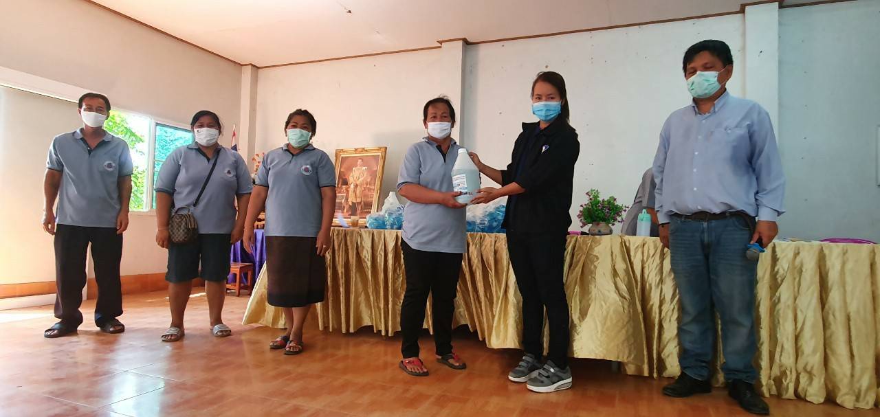 "ส.ส.สฤษดิ์" ห่วงใย ให้กำลังใจ อสม.และชุมชน ตำบลบ่อทอง อ.กบินทร์บุรี จ.ปราจีนบุรี มอบหมาย "อทิตยา" แจกแอลกอฮอล์ หน้ากากผ้า น้ำสมุนไพร และขนม