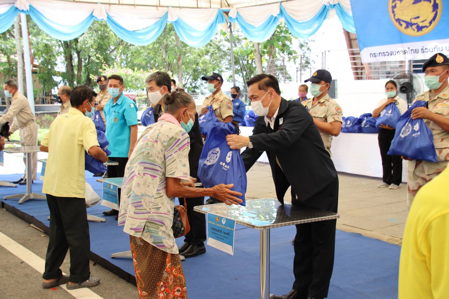 ‘ดร.ทรงศักดิ์’ ลงพื้นที่จังหวัดระยอง มอบถุงยังชีพร่วมกับอีสท์ วอเตอร์ เพื่อบรรเทาความเดือดร้อนแก่ประชาชนช่วงโควิด-19