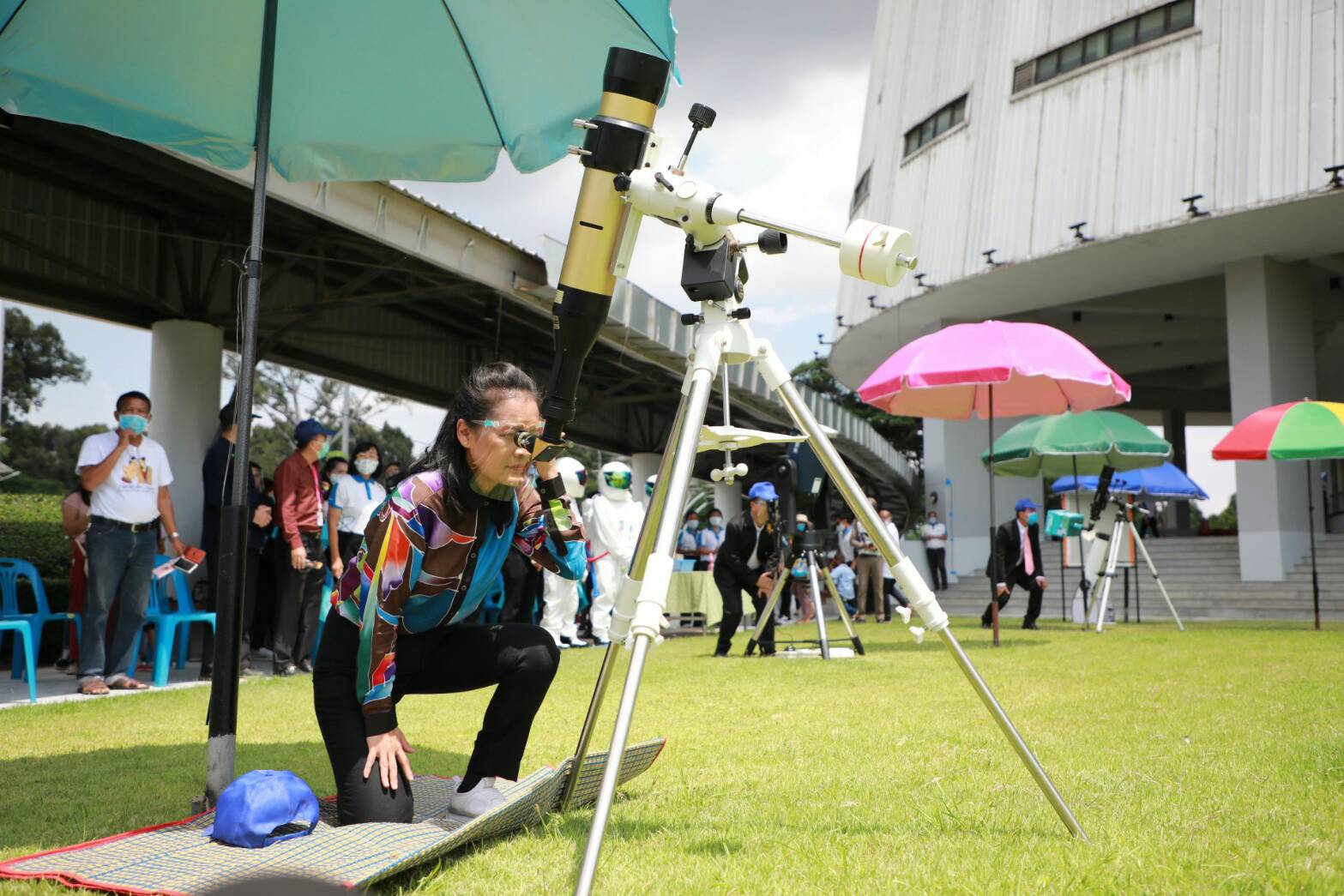 ‘ดร.กนกวรรณ’ร่วมชม "สุริยุปราคา" ปลุกกระแสเรียนรู้วิทยศาสตร์รอบตัว พร้อมเบิกฤกษ์หอดูดาวครั้งแรก หลังปิดเลี่ยงโควิดตามมาตรการรัฐบาล