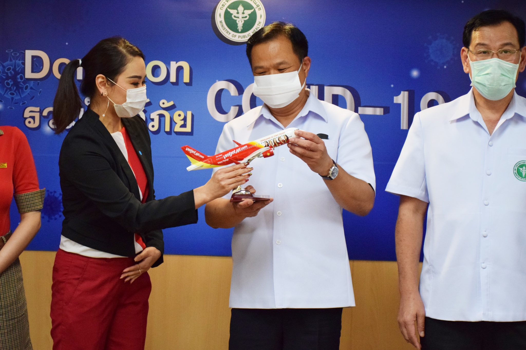 "อนุทิน" รับมอบบัตรโดยสารเครื่องบินไทยเวียตเจ็ทแอร์  เป็นเวลา 1 ปี ให้กับ คณะกรรมการป้องกันโรคโควิด-19 และแพทย์ พยาบาล 160 แห่ง เพื่อเป็นขวัญและกำลังใจ