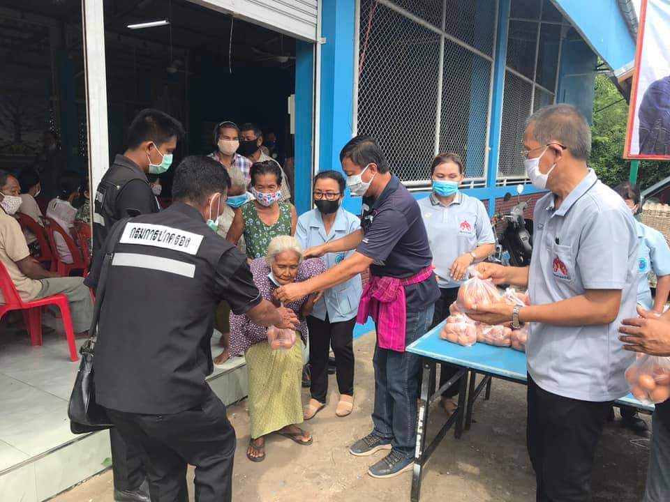 "รุ่งโรจน์" ส.ส.บุรีรัมย์ ภท.ห่วงใยประชาชน รุดหน้าลงพื้นที่มอบถุงยังชีพ บรรเทาความเดือนร้อนจากพิษโควิด-19