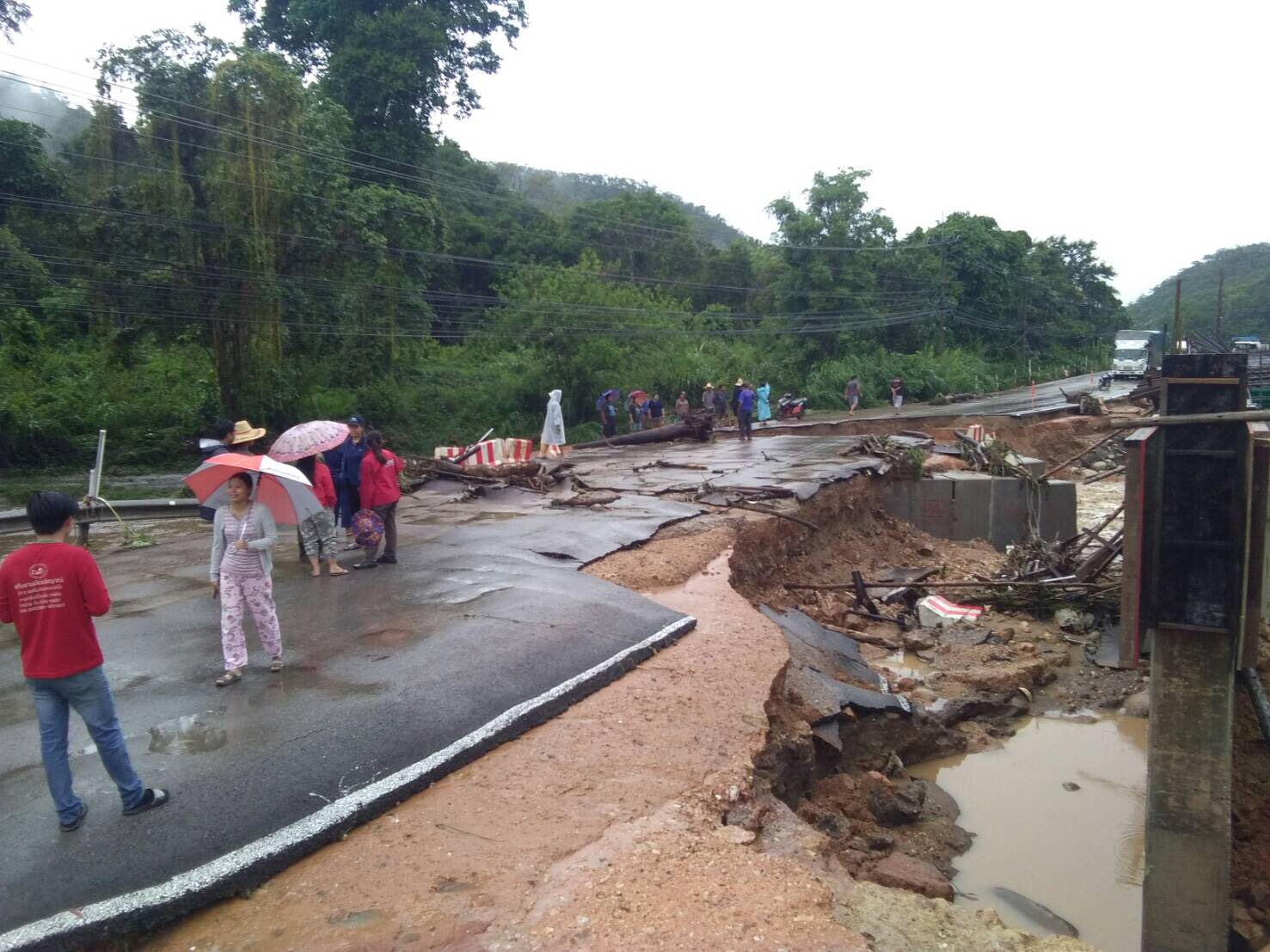 ฝนถล่มหนัก !!! พัดทางเบี่ยงสะพานโครงการก่อสร้าง ทล.118 ขาด 3 จุด “ศักดิ์สยาม” เผย สัญจรได้แล้ว 2 จุด สั่งเร่งซ่อมให้เสร็จครบภายในวันนี้ ด้าน “อธิบดี ทล.” มอบหมายโครงการเข้มงวด-ระวังทิศทางน้ำ