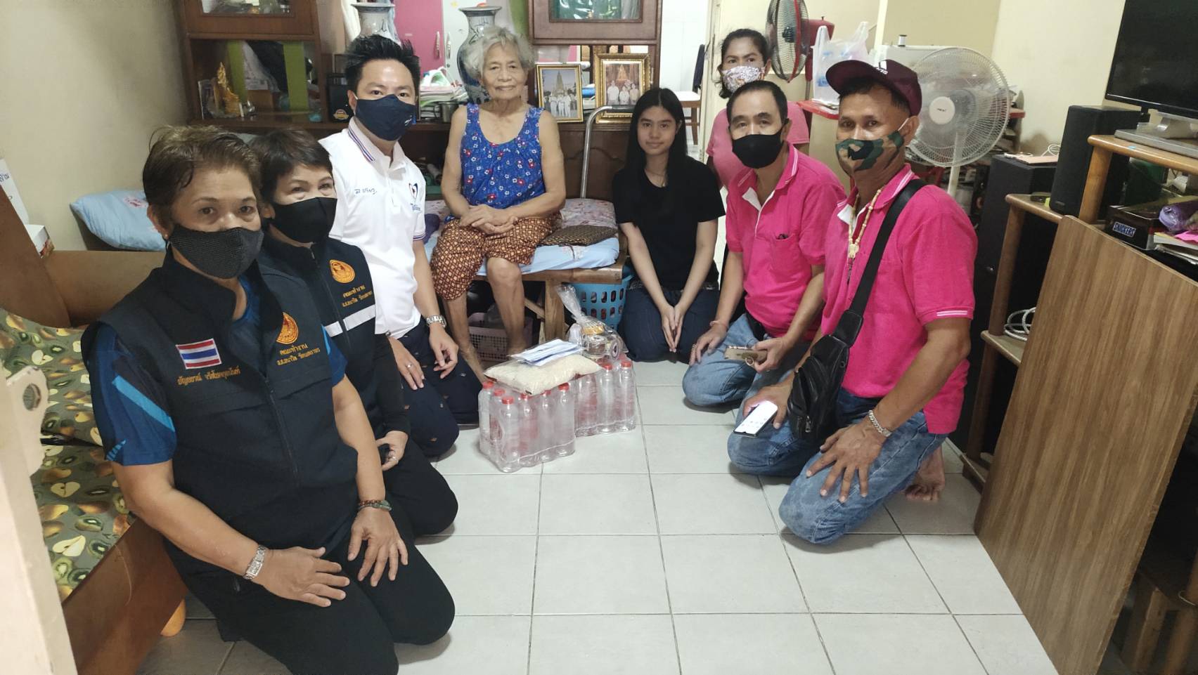 "ส.ส.อนาวิล" ห่วงใยชาวปทุม นำทีมงานลงพื้นที่มอบข้าวสาร อาหารแห้ง ให้แก่ผู้ป่วยที่ติดเตียงเป็นอัมพฤกษ์-อัมพาต และผู้พิการทางสายตา