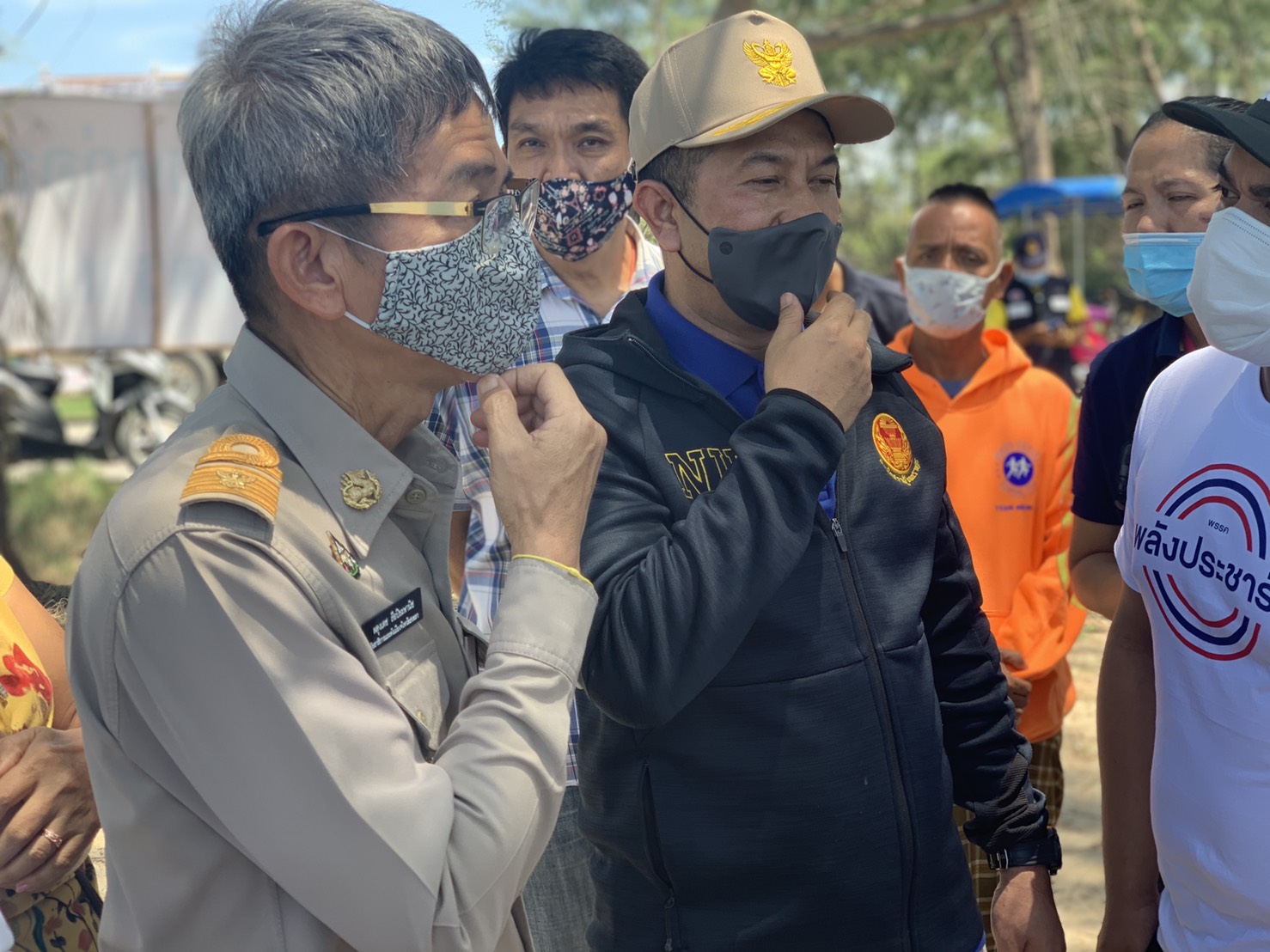 ‘ณัฏฐ์ชนน’ ส.ส.สงขลา ภท. ลงพื้นที่พบปะพี่น้องประชาชน ภายหลังจากเกิดข้อขัดแย้งการก่อสร้างกำแพงป้องกันกัดเซาะชายฝั่งหาดม่วงงาม