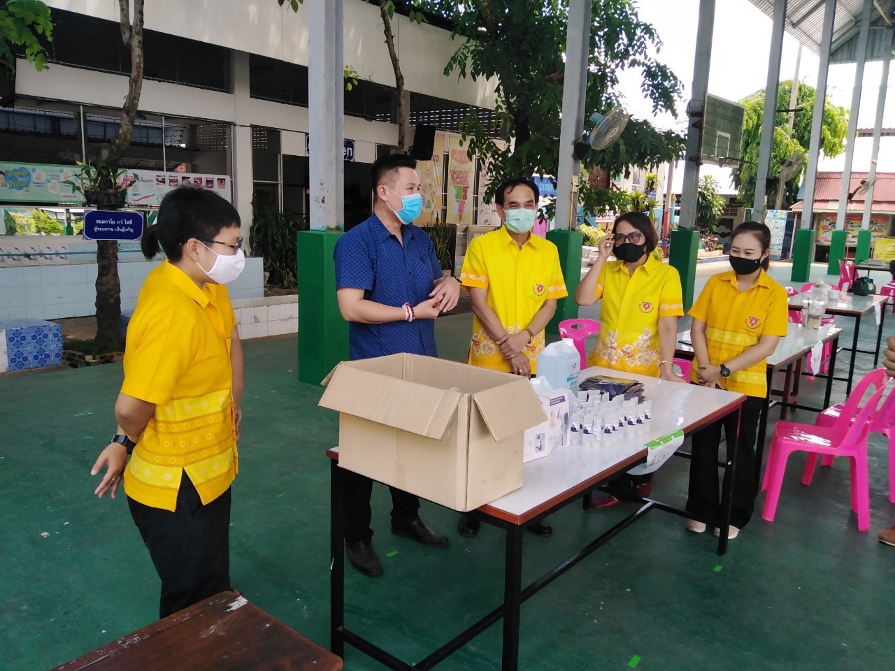 "เอกการ ซื่อทรงธรรม" ส.ส.แพร่ มอบความห่วงใย ใส่ใจเยาวชน ลงพื้นที่มอบอุปกรณ์ป้องกันโรคโควิด-19 ที่โรงเรียนอนุบาลเทพสุนทรินทร์ ต.บ้านกลาง อ.สอง จ.แพร่