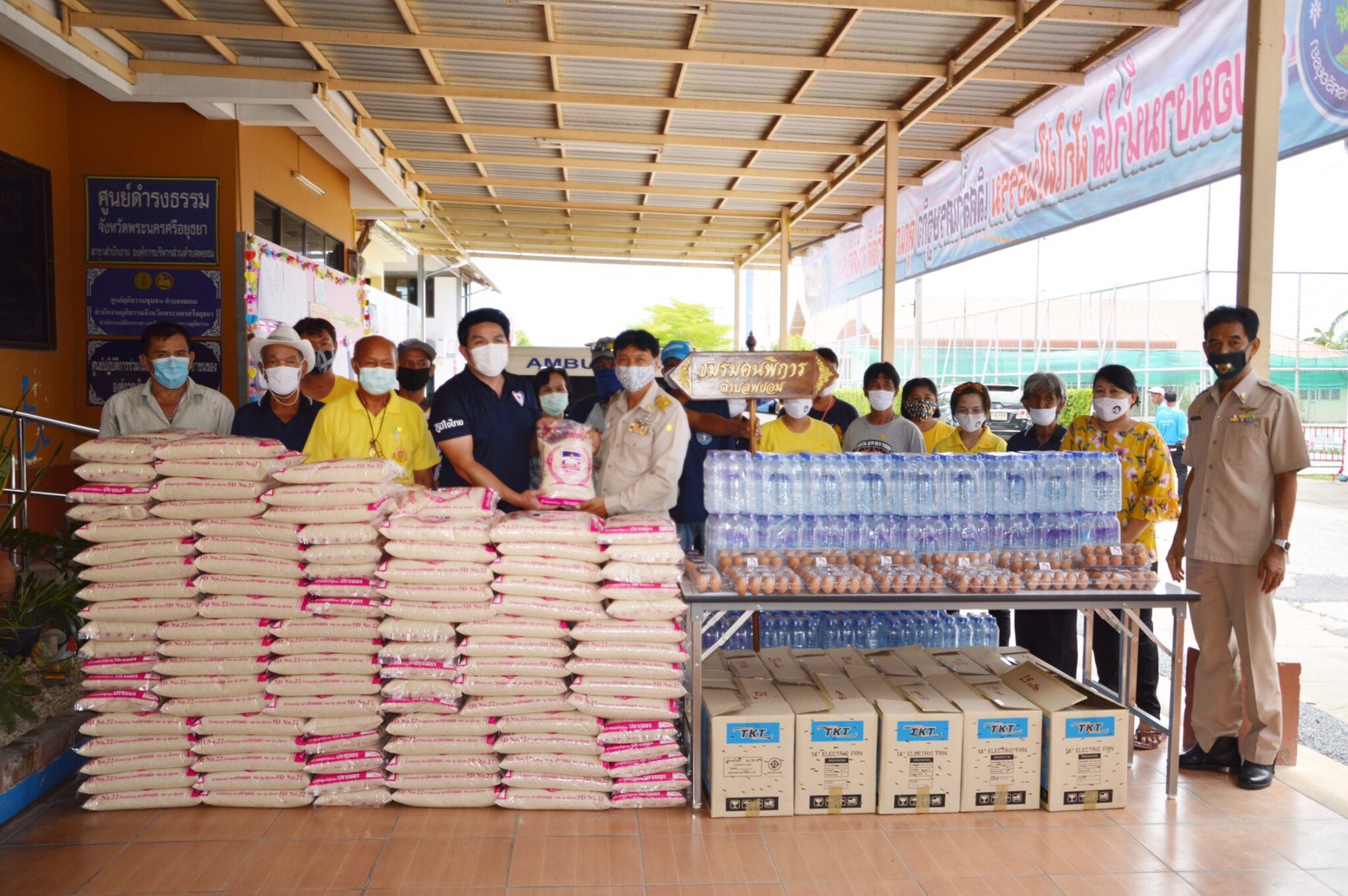 ปันสู้โควิด-19 "ส.ส.เอ สุรศักดิ์" ลงพื้นที่ต่อเนื่อง เยี่ยม ผู้สูงอายุ-ผู้พิการ-ผู้ป่วยติดเตียง พร้อมส่งมอบข้าวสาร ไข่ไก่ และน้ำดื่ม ให้ผู้นำท้องถิ่นไปแจกจ่ายให้กับกลุ่มเป้าหมาย 10 ตำบล เขตอำเภอวังน้อย จ.พระนครศรีอยุธยา