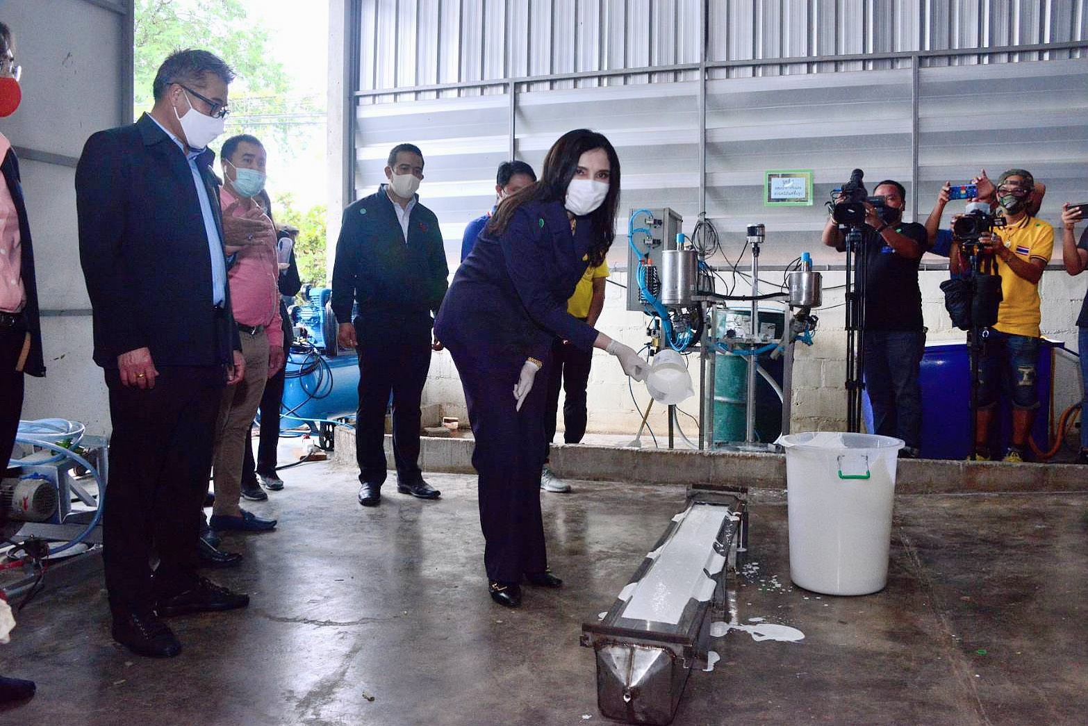 "มนัญญา" รมช.เกษตรและสหกรณ์ เยี่ยมชมการสาธิตการผลิตหลักนำทาง สวนยางบ้านสะท้อน มุ่งยกระดับราคายาง ก้าวแรกที่จันทบุรี