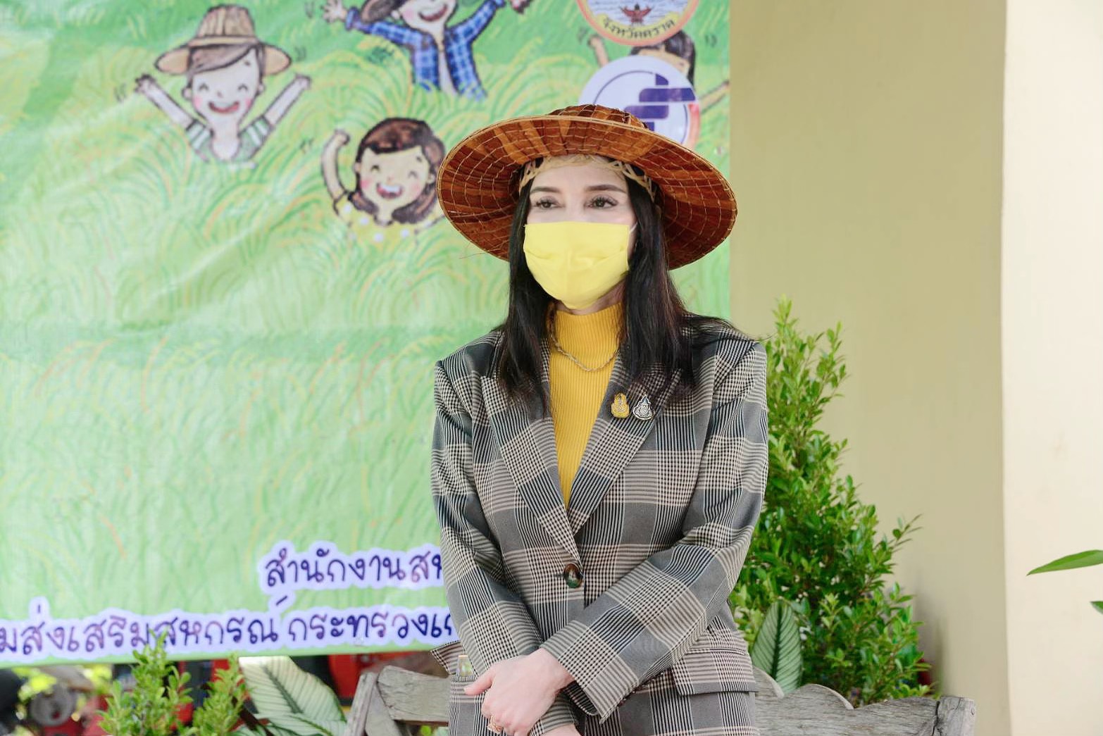 "รมช.มนัญญา" พบเกษตรกรรุ่นใหม่ จ.ตราด โครงการ "พาลูกหลานเกษตรกรกลับบ้าน"  สานต่ออาชีพการเกษตร สำเร็จแน่ หากมุ่งมั่นตั้งใจจริง