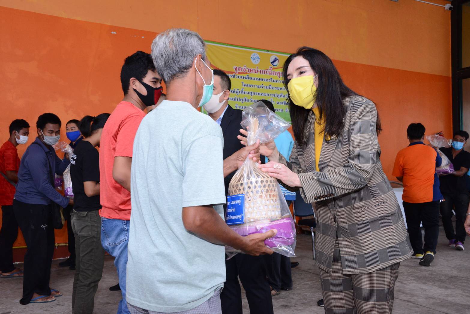 "รมช.มนัญญา" มอบถุงปันสุข ให้กับพี่น้องประชาชน ณ ซูเปอร์มาร์เก็ตสหกรณ์ จำกัด จ.ตราด