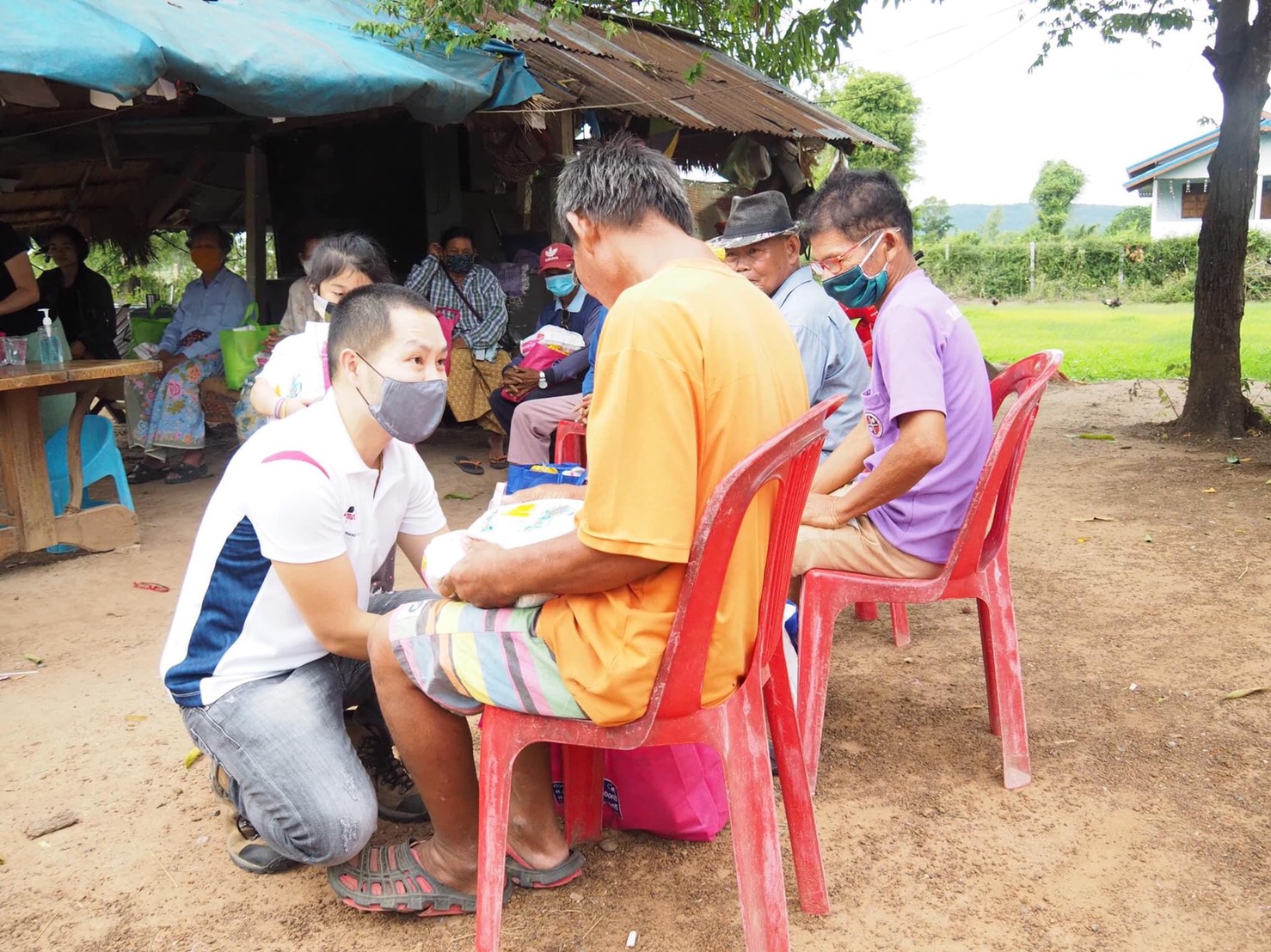 "จักรกฤษณ์ ทองศรี" ส.ส.บุรีรัมย์ ห่วงใยชาวบ้าน ลงพื้นที่มอบถุงยังชีพให้ 9 หมู่บ้าน ต.โคกย่าง อ.ประโคนชัย จ.บุรีรัมย์