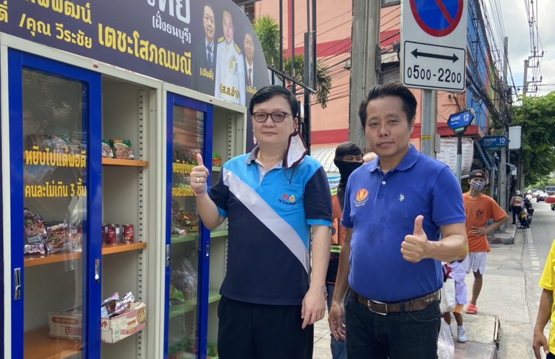 ‘โชติพิพัฒน์’ ส.ส.กรุงเทพฯ ภท.แบ่งปันเติมสิ่งใส่ตู้ปันสุขเพื่อบรรเทาความเดือดร้อนประชาชนจากพิษโควิด-19