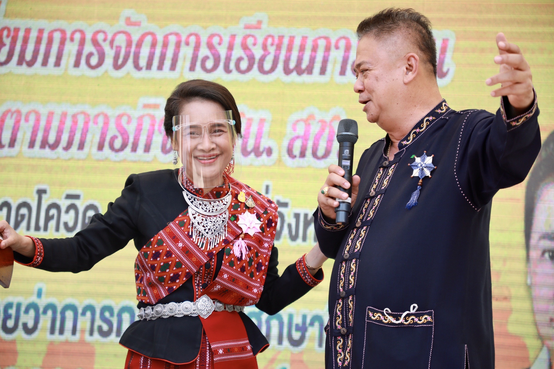 "เสมา 3 กนกวรรณ" รมช.ศธ. ควงขุนพล "พี่หมู-เจ้นาง" อ้อนชาวกาฬสินธุ์แง้มใจให้คนภูมิใจไทย ได้ดูแลทลายข้อจำกัดในทุกหย่อมหญ้า