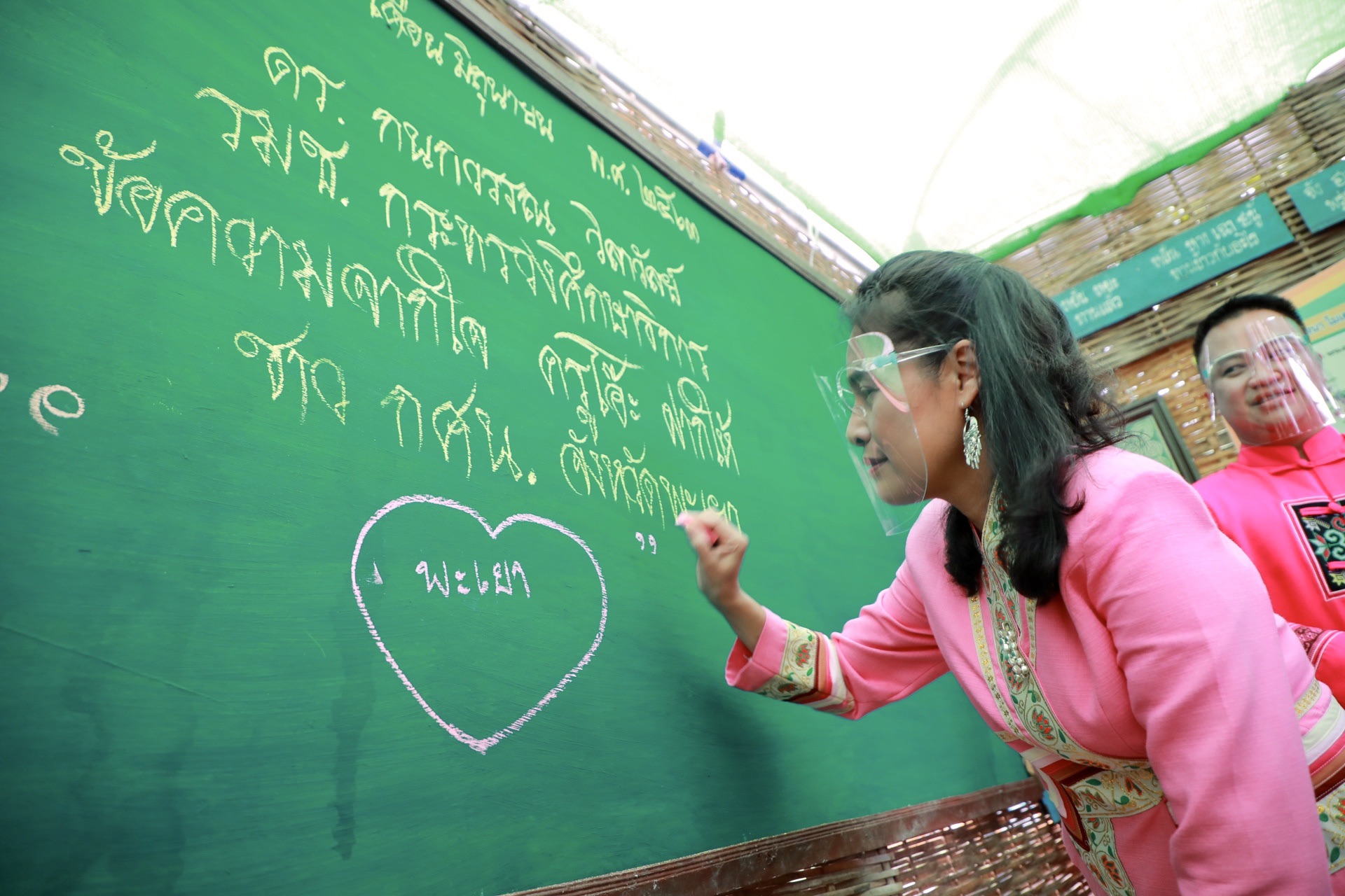 "มาดามตามอัธยาศัย" รมช.กนกวรรณ กระทุ้งพลพรรคภูมิใจไทย อ้อนขอโอกาสพัฒนาความเป็นอยู่ "ชาวพะเยา" สู่เมืองเกษตรปลอดภัย สร้างความรุ่งเรืองอย่างยั่งยืน