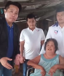 ‘โชติพัฒน์’ ส.ส.กทม. ห่วงใยพี่น้องประชาชน ลงพื้นที่มอบรถรถวีลแชร์ให้กับผู้สูงอายุุ