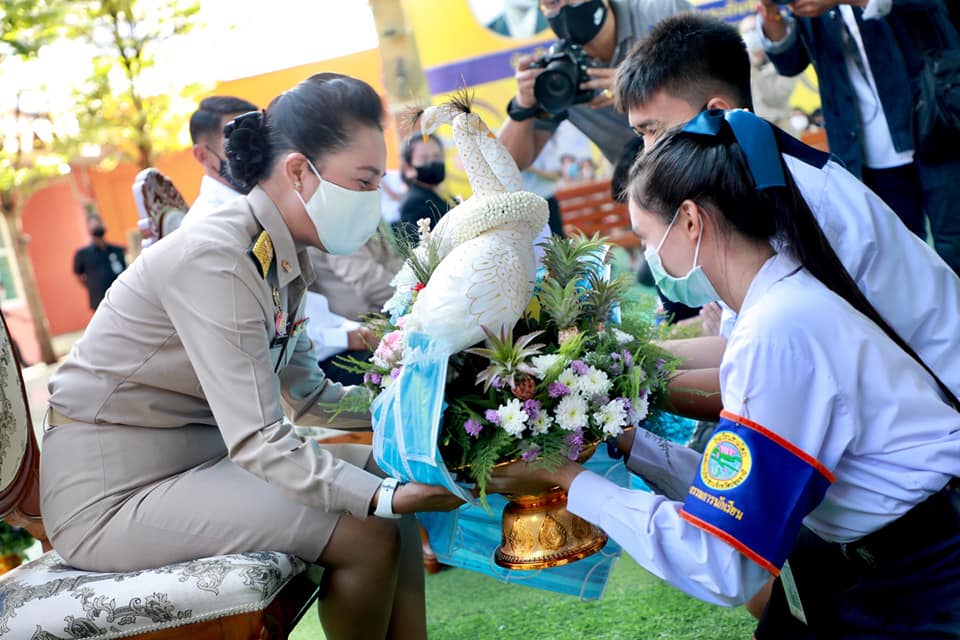 "รมช.กนกวรรณ" ร่วมพิธีไหว้ครู "เด็กสามโคก-วัดป่างิ้ว" พร้อมรับฟังความต้องการของผู้เรียน ต่อยอดสู่การสร้างคนดีที่เก่งวิชา-รอบรู้ทักษะชีวิต-กล้าสื่อสารภาษาอังกฤษ-มีงานทำตามความถนัด-เป็นกำลังคนที่เข้มแข็งของปทุมธานี